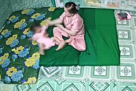 Khởi tố bảo mẫu giữ trẻ tự phát ở Long An về tội hành hạ người khác