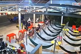 Đang ngồi uống nước, ba thiếu niên ở Long An bị chém nhập viện