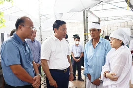 Lãnh đạo tỉnh Long An thăm hỏi gia đình có người tử vong vụ sập hàng rào