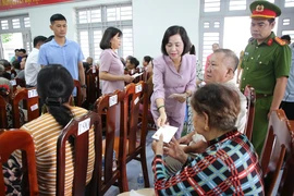 Phó Chủ tịch Quốc hội tặng 1.000 phần quà cho người có công ở Tây Ninh