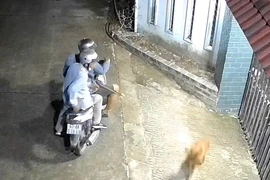 Camera ghi lại cảnh hai thanh niên dùng súng tự chế đi bắn trộm chó 