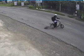 Camera ghi lại cảnh xe đạp điện độ chế bị rớt bánh, nam sinh ngã trên đường