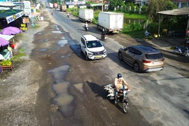 Chi 10 tỉ đồng sửa Quốc lộ 62, người dân lo như “muối bỏ bể”
