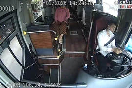 Clip tài xế ô tô khách bấm điện thoại khi lái xe gây va chạm với xe tải