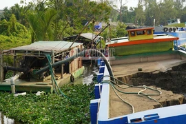 Tây Ninh: Phát hiện 9 phương tiện bơm hơn 2.000 m³ cát không rõ nguồn gốc