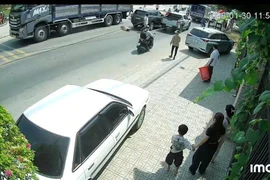 Clip ghi cảnh tài xế xe bán tải kè xe rồi đánh gục tài xế ô tô 7 chỗ