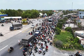 Quốc lộ 62 và Quốc lộ N2 ùn ứ kéo dài, phương tiện xếp hàng nhiều km