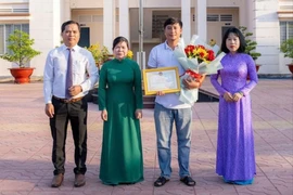 Khen thưởng người dân bình tĩnh cứu bé trai đuối nước
