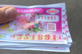Nam nhân viên quán sườn muối ớt trúng 9 tờ vé số đặc biệt và 6 tờ an ủi