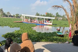 Hai trẻ nhỏ mất tích nghi đuối nước tại bến phà trên sông Vàm Cỏ Tây