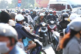 Cao tốc và quốc lộ quá tải, người dân mệt mỏi về miền Tây nghỉ lễ 30-4