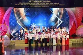 Ban tổ chức chụp ảnh lưu niệm cùng các tác giả đoạt giải thưởng sáng tác, quảng bá tác phẩm văn học, nghệ thuật, báo chí.
