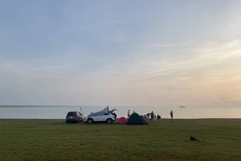 Dân phượt thích thú cắm trại ở hồ Dầu Tiếng