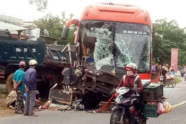 2 xe khách đối đầu, hàng chục hành khách kêu cứu