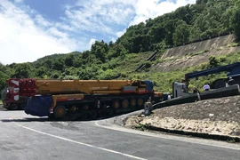 Xe đầu kéo gặp sự cố, đèo Hải Vân kẹt cứng nhiều giờ liền