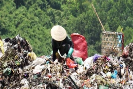 Dân bãi rác muốn lãnh đạo đến ở cùng để biết việc ô nhiễm