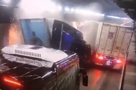 2 xe container tông trong hầm Hải Vân, kẹt xe nhiều giờ liền