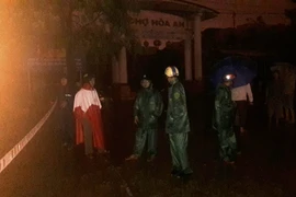 Bị điện giật khi đang chạy xe máy, 3 người thương vong