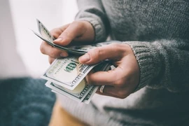 2 người đàn ông Trung Quốc ‘làm xiếc’, lấy 7 triệu đồng