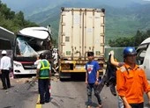 Xe khách đối đầu xe container, 11 người bị thương
