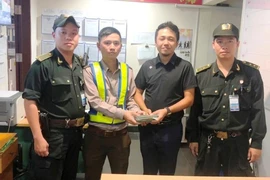Trả lại 700 triệu cho 1 du khách Trung Quốc để quên ở sân bay 