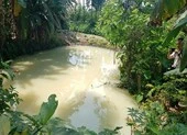 Nước thải bốc mùi thuốc trừ sâu từ KCN tuồn ra khu dân cư