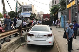 Ô tô đậu trên đường ray cản trở tàu bị phạt 4 triệu đồng