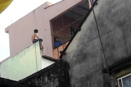 Nam thanh niên nghi ngáo đá la hét nhiều giờ trên nóc nhà