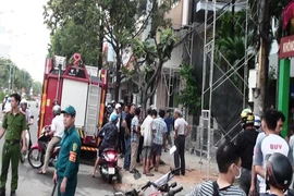 Giàn giáo chạm vào đường dây điện, hai công nhân bỏng nặng