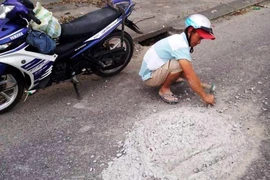 Người đàn ông đục bê tông trên đường chia sẻ việc mình làm 