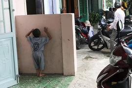 Bé gái 3 tuổi bị xe đưa rước cán: Anh gào khóc gọi em