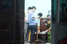 Hai vợ chồng sắp cưới nằm bất động bên sợi dây và dao