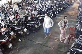Camera ghi cảnh cô gái trộm xe máy ở bệnh viện