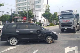 Tài xế kêu cứu trong ô tô 7 chỗ bị xe ben húc văng