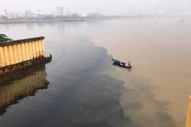 Đà Nẵng: Truy tìm thủ phạm xả thải đen ngòm ra sông Hàn