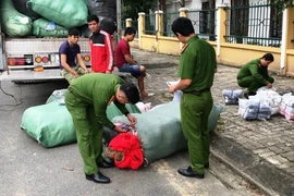 Nhiều quần áo, giày dép không rõ nguồn gốc trên xe tải