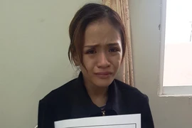 Cô gái bán ma túy mếu máo khóc khi bị bắt