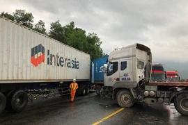 Container đâm vách núi, đường vào hầm Hải Vân kẹt cứng