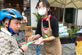 Hàng loạt cửa hàng ở Đà Nẵng phát khẩu trang miễn phí