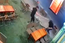 Nhóm thiếu niên chém gục đối thủ bằng dao phóng lợn