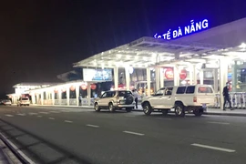 Khách trong diện cách ly lại được đưa ra sân bay Đà Nẵng 