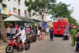 Cháy cầu thang thoát hiểm chung cư, nhiều người tháo chạy