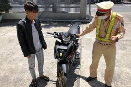 CSGT truy bắt nam thanh niên bốc đầu xe trên đèo Hải Vân