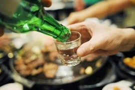 Đâm vỏ chai bia vào mặt bạn nhậu vì cái bắt tay