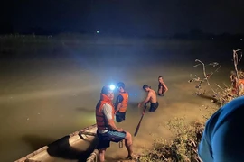 Dầm mưa lớn suốt đêm tìm thi thể nam sinh lớp 9 ở Đà Nẵng