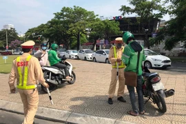 Đà Nẵng: CSGT xử phạt nhiều lái xe công nghệ dùng điện thoại