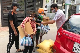 Đại diện người Cơ Tu cảm ơn mạnh thường quân hỗ trợ chống dịch