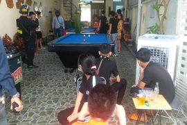 12 người trong quán bi-a mang theo hung khí, sổ cho vay 