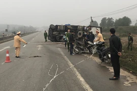 Xe đông lạnh húc văng hai mẹ con rồi lật nhào