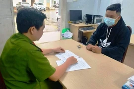 Bán iPhone trả nợ, sợ mẹ la nên đến công an báo bị cướp